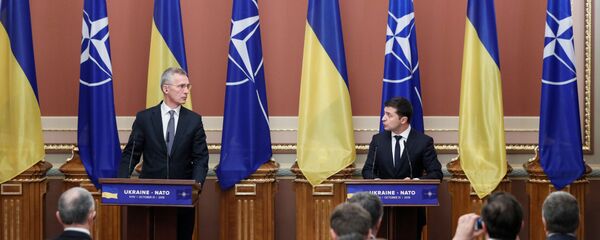 Генсекретарь НАТО Йенс Столтенберг и Владимир Зеленский на конференции в Киеве - 俄罗斯卫星通讯社