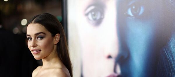 Актриса Эмилия Кларк прибыла на премьеру третьего сезона телесериала «Игра престолов» - 俄羅斯衛星通訊社