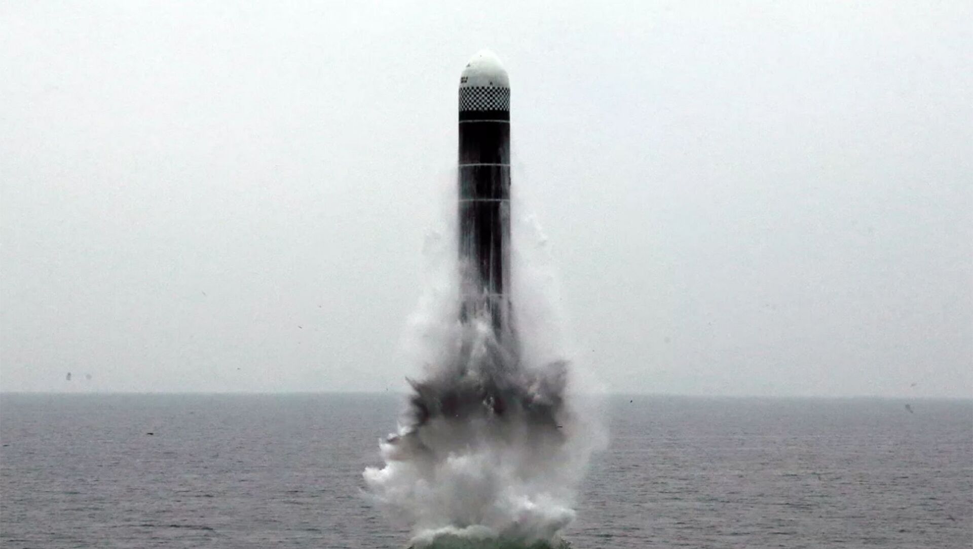 Запуск северокорейской баллистической ракеты нового типа с подводной лодки - 俄罗斯卫星通讯社, 1920, 20.10.2021