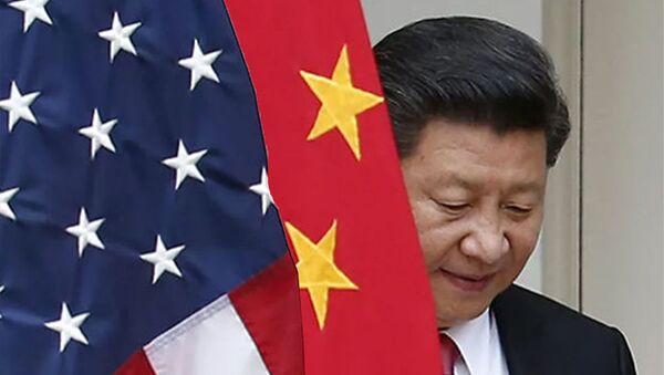 Си Цзиньпин на фоне китайского и американского флагов - 俄罗斯卫星通讯社