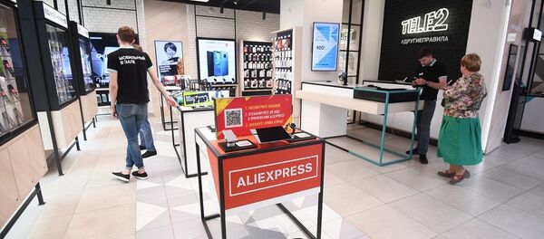 Брендированная витрина с товарами китайского онлайн-магазина AliExpress в салоне оператора сотовой связи Tele2 в Москве. - 俄罗斯卫星通讯社
