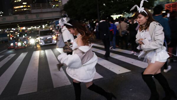 Девушки в костюмах во время празднования Хэллоуина в Токио, Япония - 俄罗斯卫星通讯社