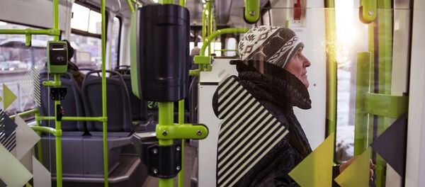 Пассажир в салоне частного трамвая Чижик на маршруте от Хасанской улицы до Ладожского вокзала в Санкт-Петербурге. Пассажир в салоне частного трамвая Чижик на маршруте от Хасанской улицы до Ладожского вокзала в Санкт-Петербурге. - 俄罗斯卫星通讯社