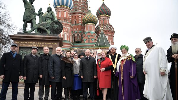 俄總統普京在民族團結日向米寧和波扎爾斯基紀念銅像獻花 - 俄羅斯衛星通訊社