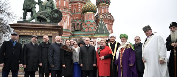 俄总统普京在民族团结日向米宁和波扎尔斯基纪念铜像献花 - 俄罗斯卫星通讯社