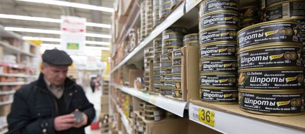 Рыбные консервы на прилавке одного из московских супермаркетов - 俄罗斯卫星通讯社