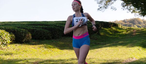 Участница горного трейл-марафона Мацеста чай по чайным плантациям и территории Национального парка в Сочи - 俄罗斯卫星通讯社