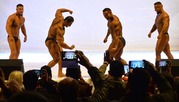 Бодибилдеры во время выступления на соревновании 'Bikini fitness' bodybuilding contest в Бишкеке  - 俄羅斯衛星通訊社
