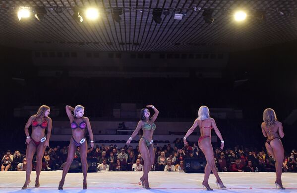 Женщины-бодибилдеры на соревнованиях 'Bikini fitness' bodybuilding contest в Бишкеке  - 俄羅斯衛星通訊社