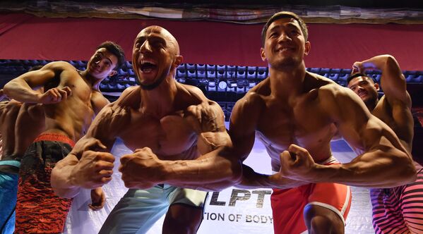 Бодибилдеры во время выступления на соревновании Men's Classic Bodybuilding в Бишкеке  - 俄羅斯衛星通訊社