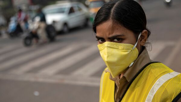 Полицейский в маске во время сильного смога в Нью-Дели, Индия  - 俄羅斯衛星通訊社