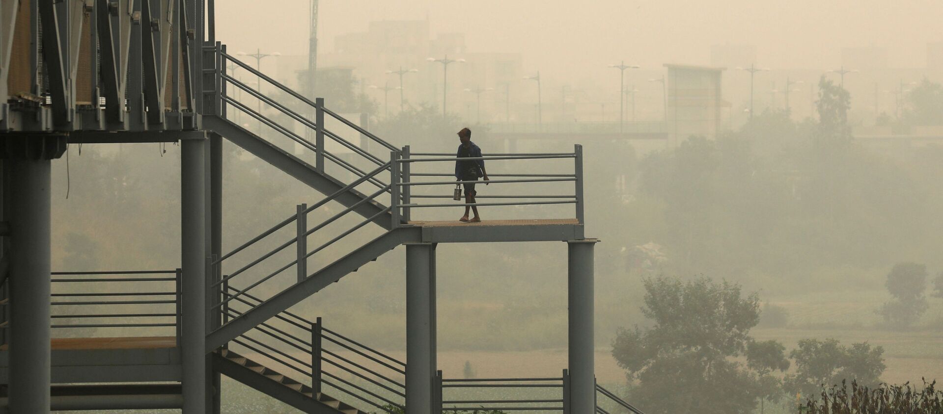Мужчина во время сильного смога в Нью-Дели - 俄罗斯卫星通讯社, 1920, 08.11.2021