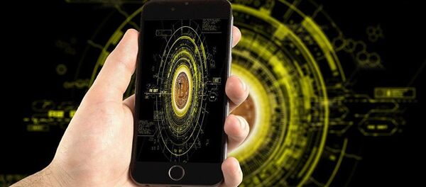 Лого биткоина на экране смартфона - 俄羅斯衛星通訊社