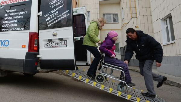Пассажиры бесплатного такси для детей с ограниченными возможностями - 俄罗斯卫星通讯社