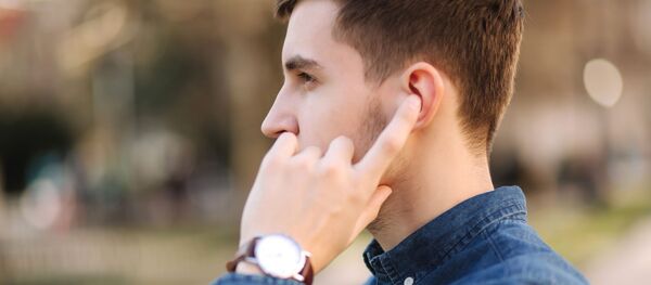 Мужчина с беспроводными наушниками в ушах  - 俄罗斯卫星通讯社