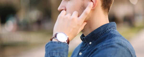 Мужчина с беспроводными наушниками в ушах  - 俄罗斯卫星通讯社