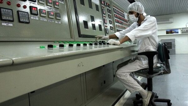 сотрудник за пультом на иранской станции по обогащению урана - 俄羅斯衛星通訊社