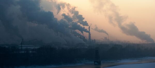 Трубы коксохимического завода ПАО Кокс на левом берегу реки Томьв городе Кемерово - 俄羅斯衛星通訊社