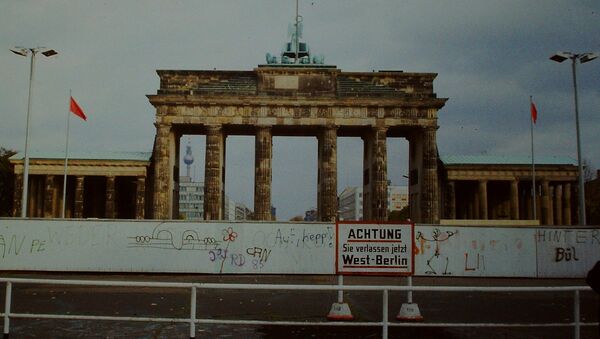 Берлинская стена и Бранденбургские ворота - 俄罗斯卫星通讯社