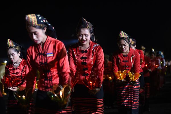 Девушки во время традиционного танца на фестивале Tazaungdaing Lighting Festival  в Мьянме  - 俄罗斯卫星通讯社