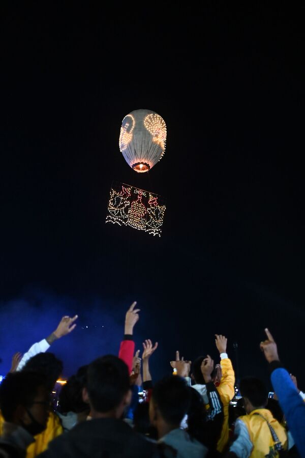 Запуск фонаря во фремя фестиваля Tazaungdaing Lighting Festival в Мьянме - 俄羅斯衛星通訊社