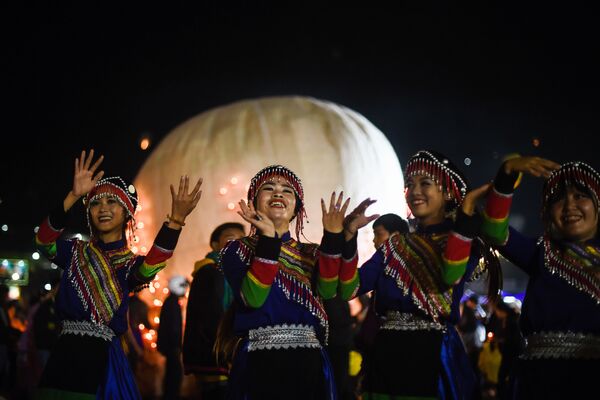 Участницы фестиваля Tazaungdaing Lighting Festival в Мьянме  - 俄罗斯卫星通讯社