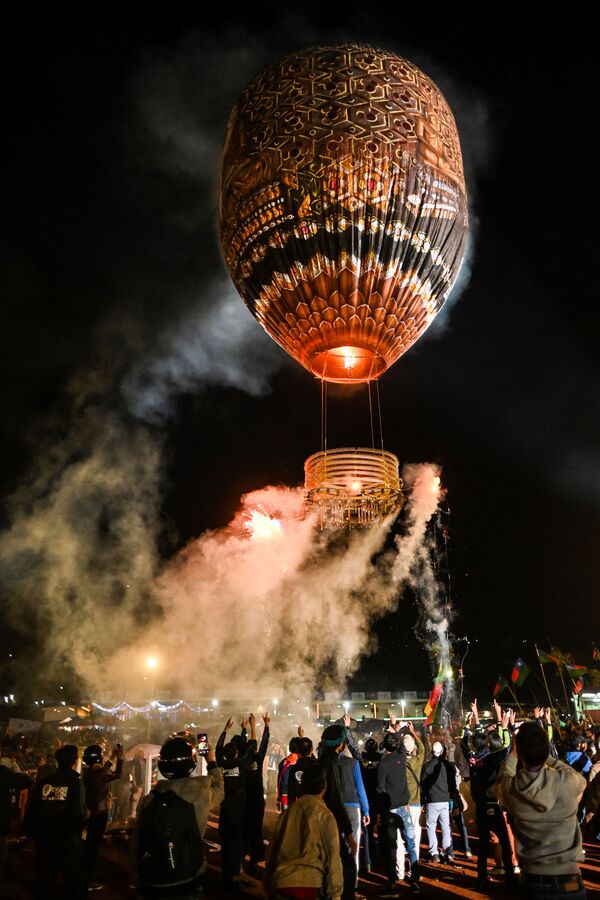 Запуск шара на фестивале Tazaungdaing Lighting Festival в Мьянме  - 俄羅斯衛星通訊社