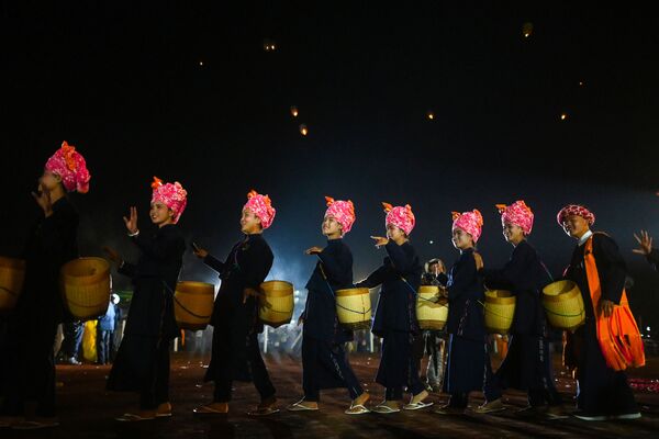 Участницы фестиваля Tazaungdaing Lighting Festival в Мьянме  - 俄罗斯卫星通讯社