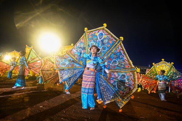 Открытие фестиваля огненных шаров Tazaungdaing Lighting Festival 2019 в Мьянме - 俄羅斯衛星通訊社
