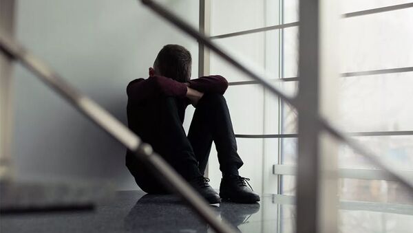 Грустный мальчик сидит на лестнице - 俄羅斯衛星通訊社