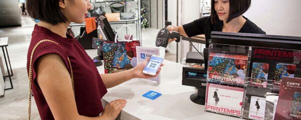 Девушка оплачивает покупки с помощью мобильного приложения Alipay Девушка оплачивает покупки с помощью мобильного приложения Alipay - 俄罗斯卫星通讯社