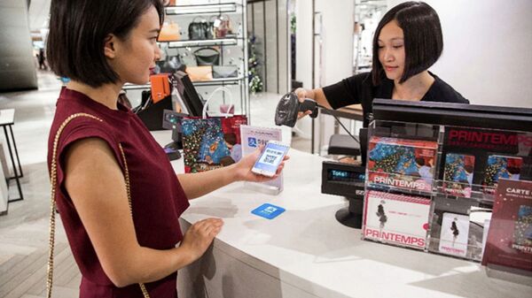 Девушка оплачивает покупки с помощью мобильного приложения Alipay - 俄罗斯卫星通讯社