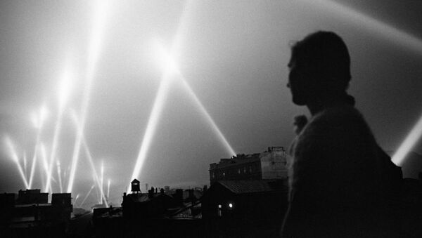 Прожекторы войск ПВО освещают небо Москвы, 1941 - 俄羅斯衛星通訊社