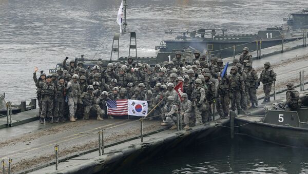Солдаты армии США и Южной Кореи на плавучем мосту на реке Хантан - 俄羅斯衛星通訊社