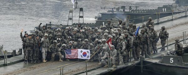 Солдаты армии США и Южной Кореи на плавучем мосту на реке Хантан - 俄羅斯衛星通訊社