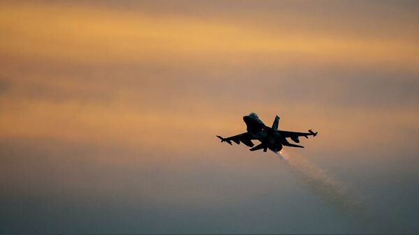 Американский истребитель F-16 в небе - 俄羅斯衛星通訊社