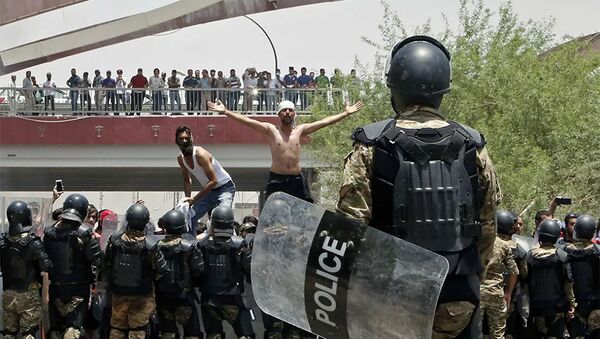 Иракская полиция и демонстранты возле здания администрации провинции Басра на юге Ирака - 俄罗斯卫星通讯社