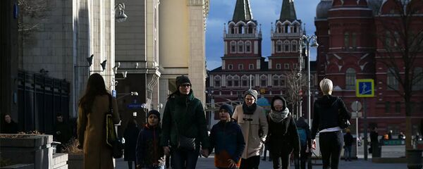 Прохожие на Манежной площади в Москве Прохожие на Манежной площади в Москве - 俄罗斯卫星通讯社
