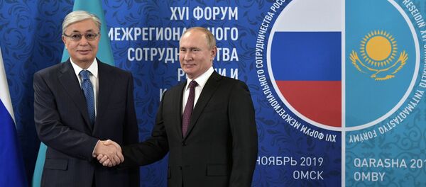 Президент РФ Владимир Путин и президент Казахстана Касым-Жомарт Токаев на форуме межрегионального сотрудничества России и Казахстана в Омске. - 俄罗斯卫星通讯社