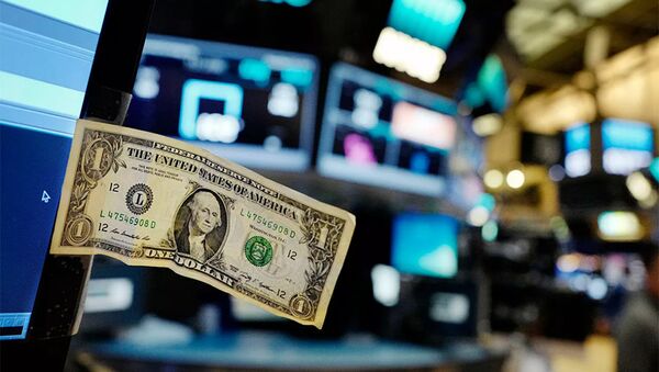 Долларовая банкнота прикреплена к экрану компьютера трейдера на Нью-Йоркской фондовой бирже - 俄罗斯卫星通讯社