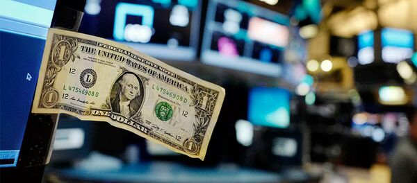 Долларовая банкнота прикреплена к экрану компьютера трейдера на Нью-Йоркской фондовой бирже - 俄罗斯卫星通讯社