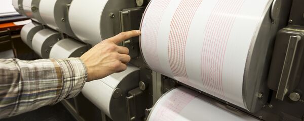 Сейсмограф регистрирует колебания на листе измерительной бумаги Сейсмограф регистрирует колебания на листе измерительной бумаги - 俄罗斯卫星通讯社