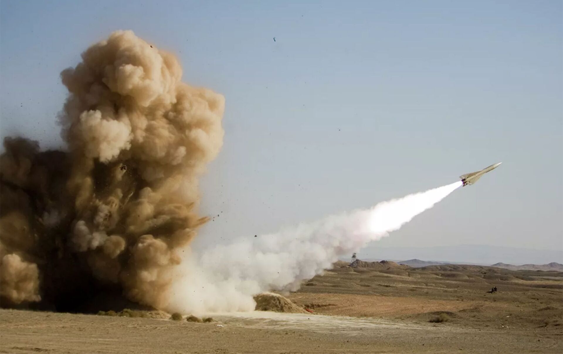 15枚导弹突然砸向美军基地，伊朗放话：这只是报复行动的开端！_凤凰网视频_凤凰网