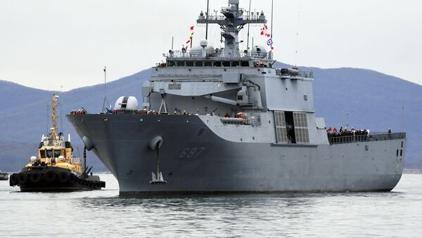 Танкодесантный корабль (ТДК) Чхончжабон LST-687 ВМС Южной Кореи швартуется в порту Владивостока.  - 俄羅斯衛星通訊社