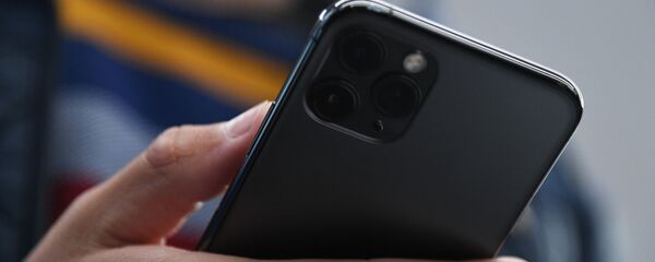 Новый смартфон компании Apple в руках покупателя в магазине re:Store - 俄罗斯卫星通讯社