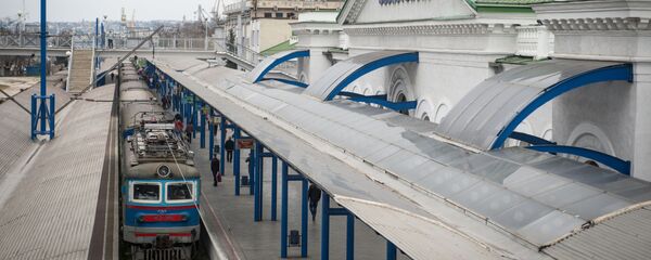  Поезд у здания железнодорожного вокзала в городе Севастополе.  - 俄罗斯卫星通讯社