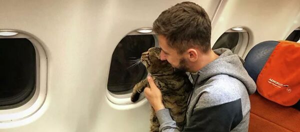  Михаил Галин и его кот по кличке Виктор во время путешествия по маршруту Рига - Москва - Владивосток  - 俄罗斯卫星通讯社