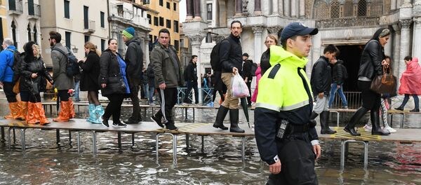 Туристы на площади Сан-Марко в Венеции во время наводнения.  - 俄罗斯卫星通讯社