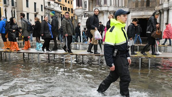 Туристы на площади Сан-Марко в Венеции во время наводнения.  - 俄罗斯卫星通讯社