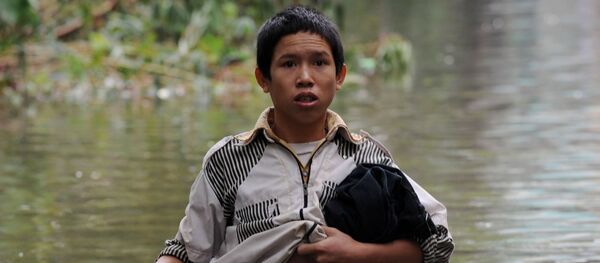 Мальчик на одной из затопленных улиц в Ханое, Вьетнам - 俄羅斯衛星通訊社